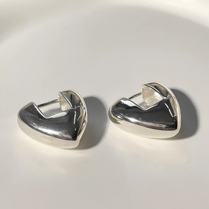 

QMCOCO Retro Metal Heart Shaped Earrings Korean Fashion Birthday Party Womens Luxury Jewelry 2023 New Arrival