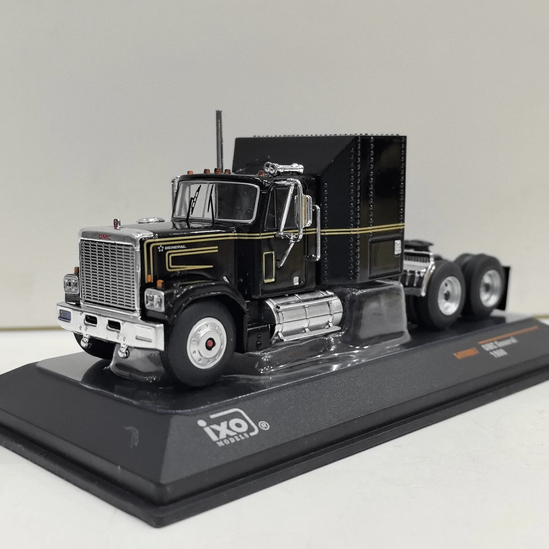 

Diecast IXO 1/64 Scale GMC General 1980 General Motors Tractor Truck Alloy Car Model Collectible Toy Gift Souvenir Display