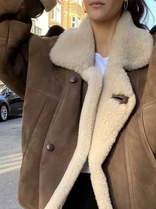 

Новая женская зимняя куртка в американском уличном стиле: утепленная, из замши, с воротником из овечьего меха, свободного кроя, теплая, с прямым подолом