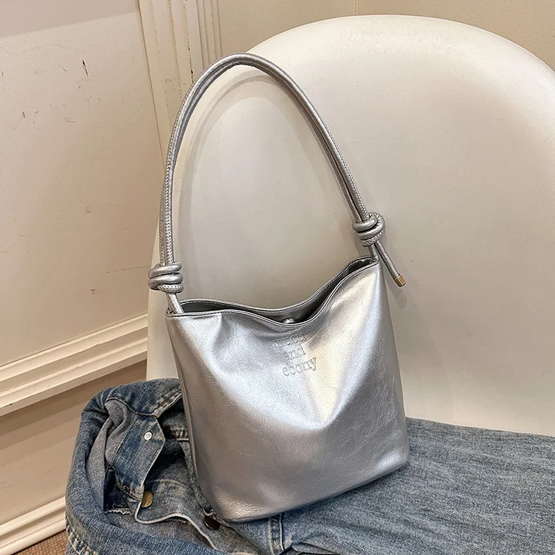 

Trendy and Versatile Crossbody Bag New Autumn and Winter Fashion Small Batch Handbag for Ladies, or Shoulder Bag in Silver.