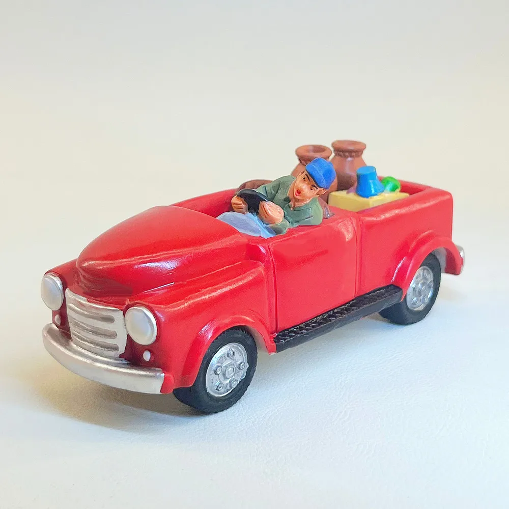 Resin Vintage Red Pickup Truck Figurine, Farmer Driver Retro Truck Statue, Miniature Car Desk Decor