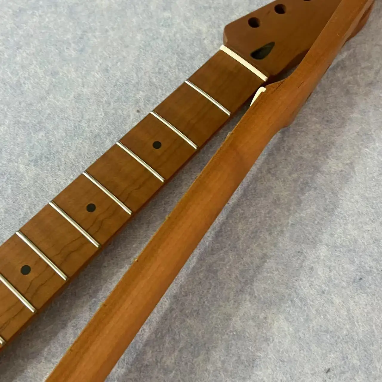 

Custom 22 Frets Roasted Flame Maple Guitar Neck TL Style with Maple Fingerboard for Electric Guitar