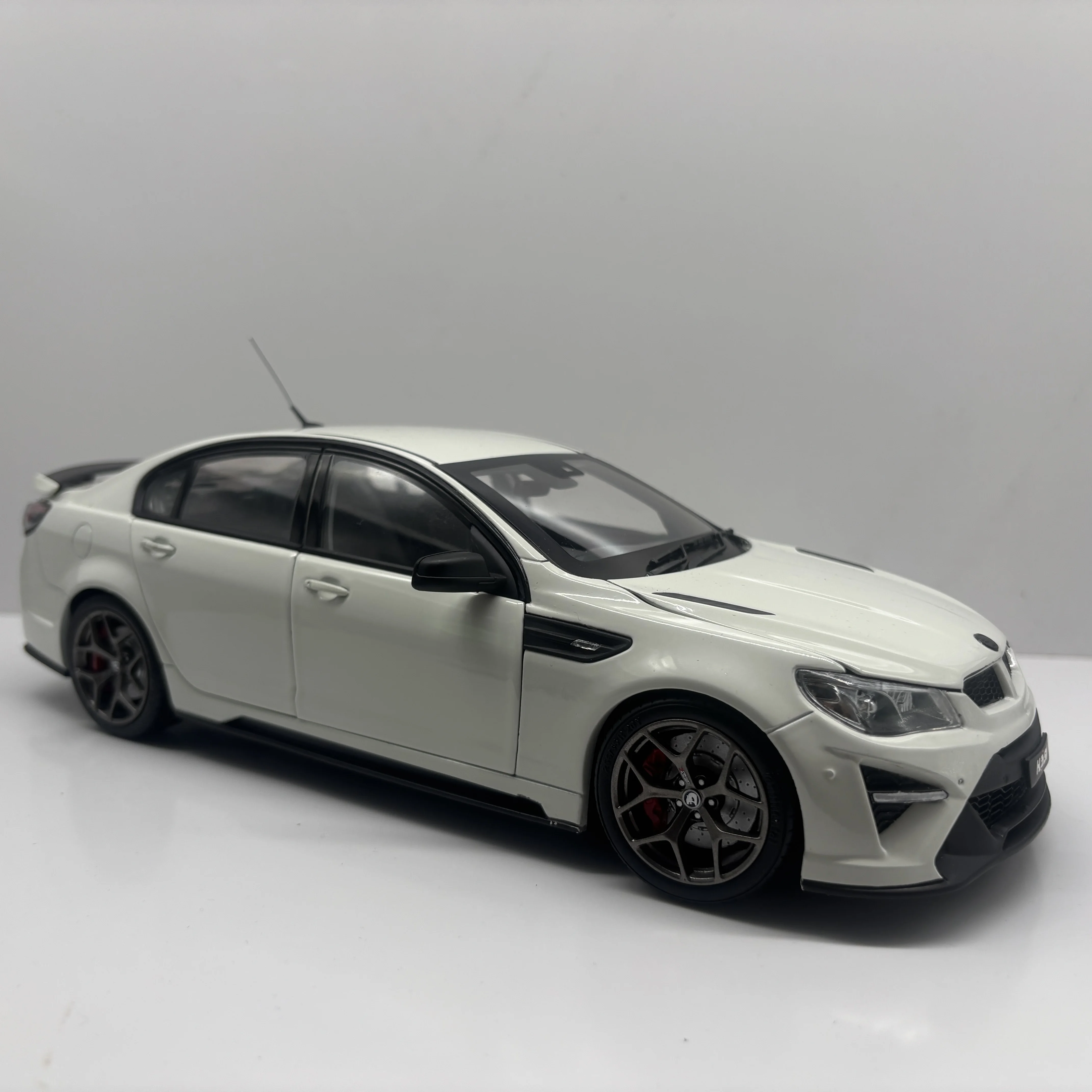

Diecast 1:18 Scale Holden HSV GTSR HERON White Alloy Sedan Model Classics Adult Souvenir Gift Static Display-No certificate