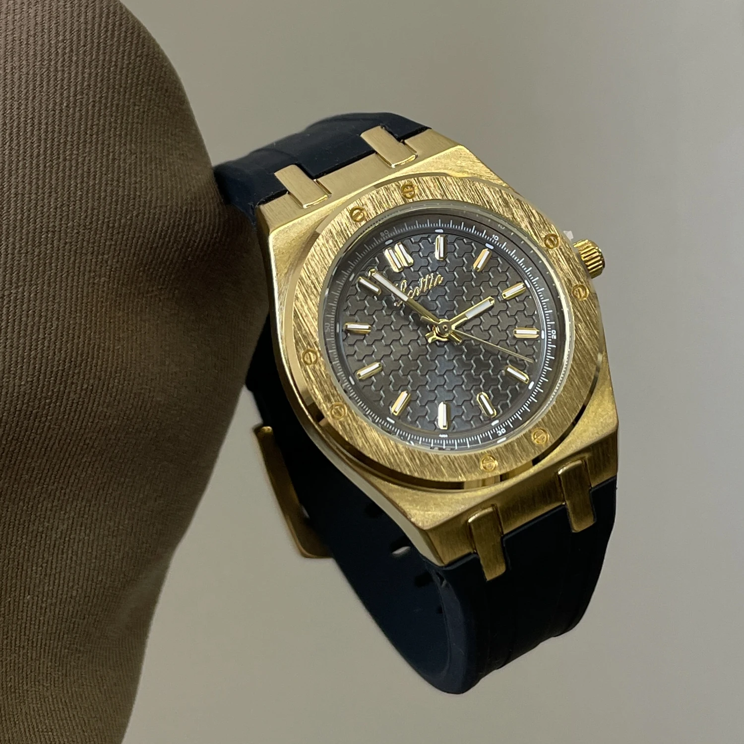 Luxury Octagonal Gold Case Women Quartz Watch Textured Dial Silicone Strap Casual Sport Ladies Wristwatch