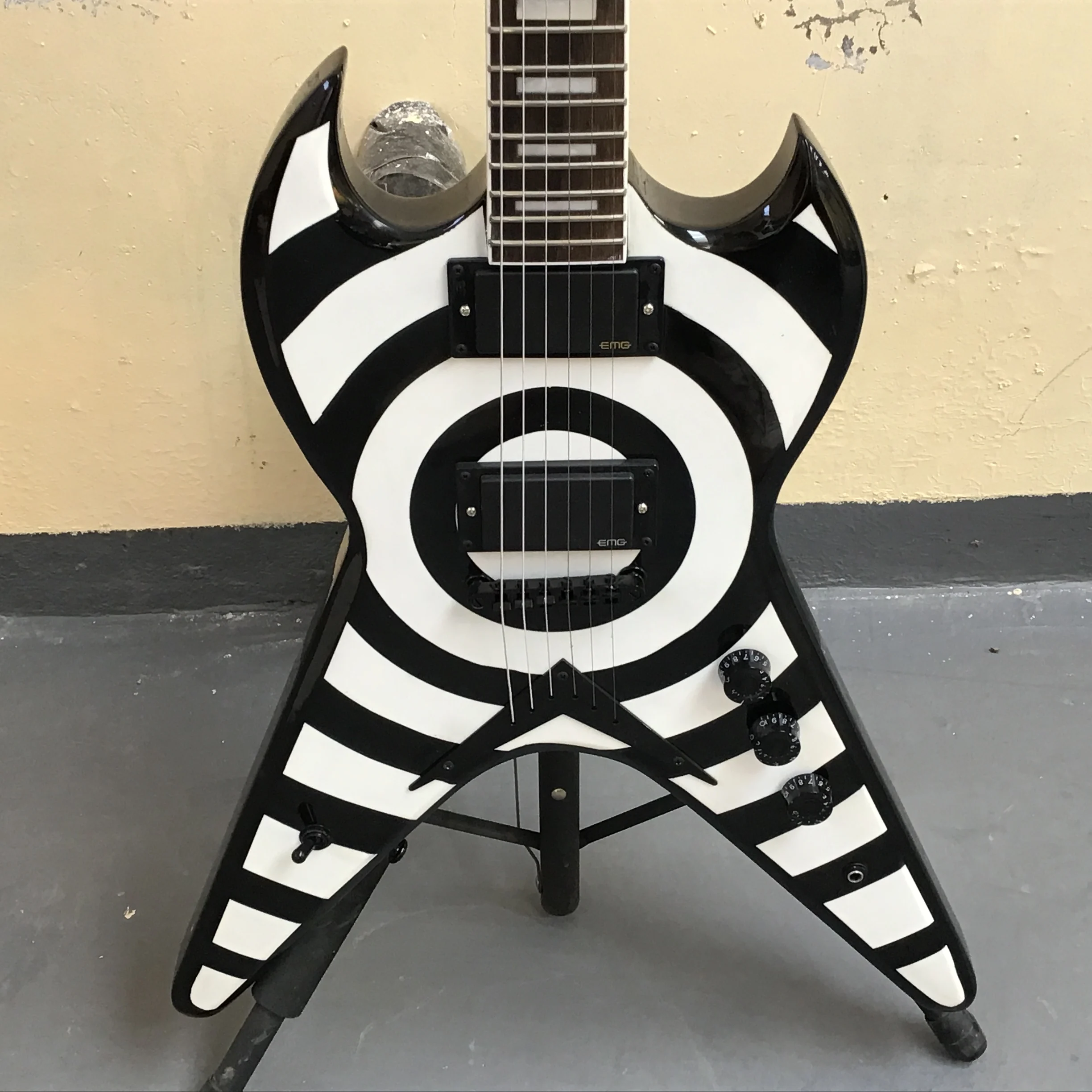 Electric guitar will be shipped immediately after placing an order free shipping  white Guitars black hardware  guitarra