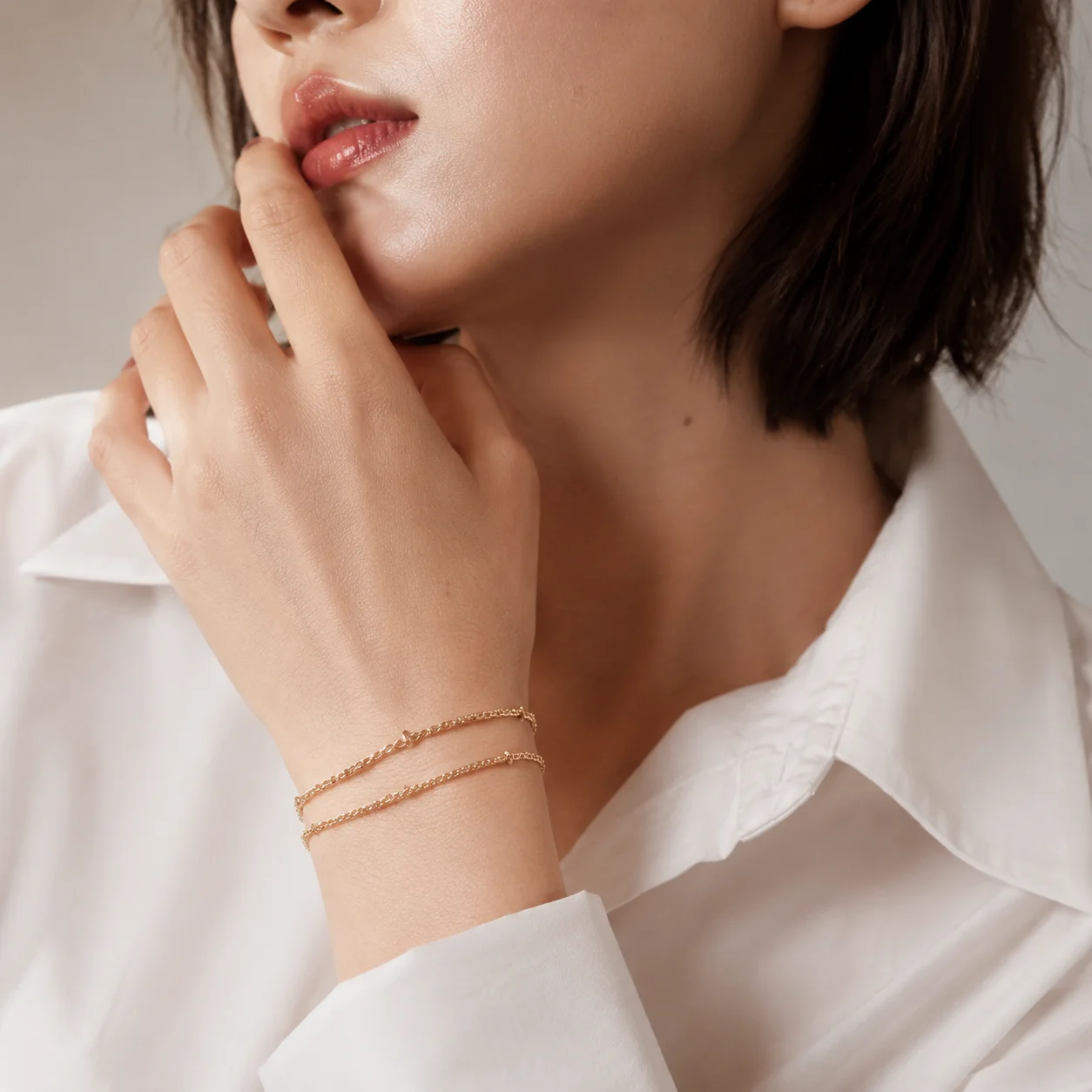 Elegantes 3-lagiges Satellitenketten-Armband für Damen aus Edelstahl mit 14K Gold-Beschichtung und Dreifach-Perlenverzierung
