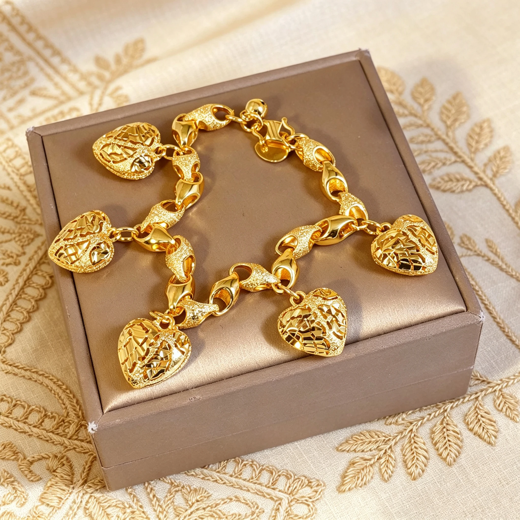 Luxury Hollow Carved Heart Charm Bracelet Multi Love‑Shape Dangle Chain Frosted Link Fashion Hand Jewelry Accessory Gift