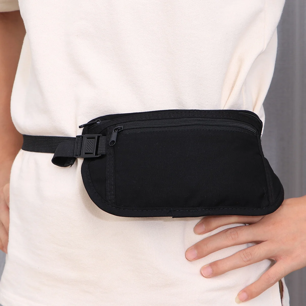 حقيبة خصر للجري من Fanny Pack للتمرين في الهواء الطلق وحقيبة رفيعة للغاية باللون الأسود للسفر