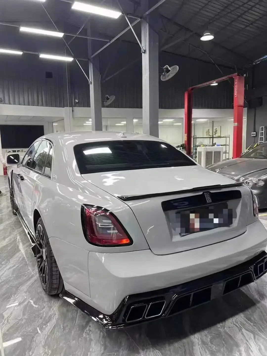 قطع غيار السيارات عالية الجودة لـ Rolls-Royce Ghost ترقية MSY طقم هيكل المواد الألياف الزجاجية القديمة إلى نظام قطع غيار السيارات الجديد