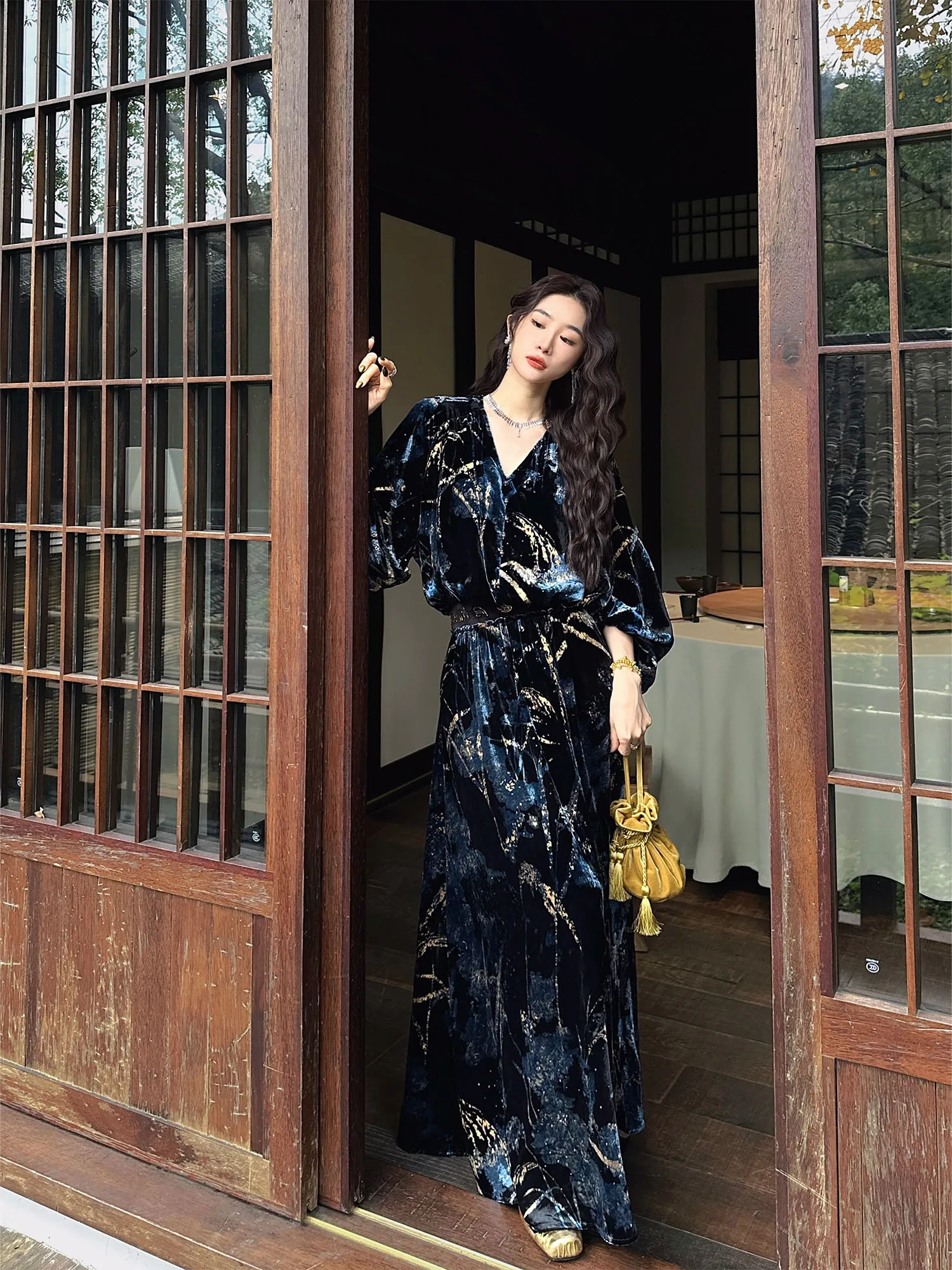 

Женская вельветовая рубашка Sanji Bla Flower в новом китайском стиле с вышивкой, осенне-зимняя, комфортная, свободного кроя, А-образный силуэт...