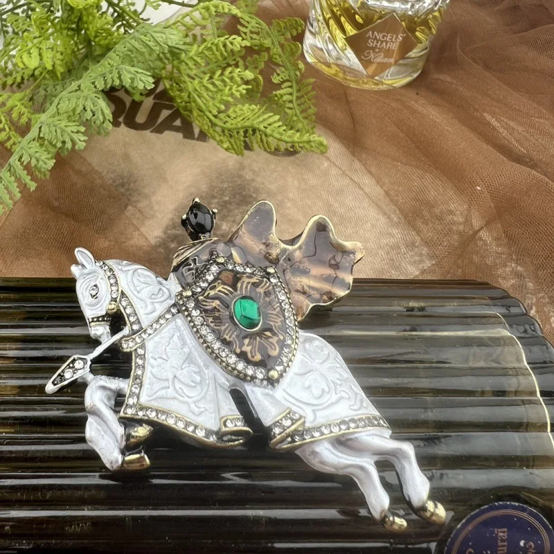 

European and American Fashion Trend Vintage Handmade Enamel Czech Diamond Inlaid Green Glass Knight Brooch Wholesale