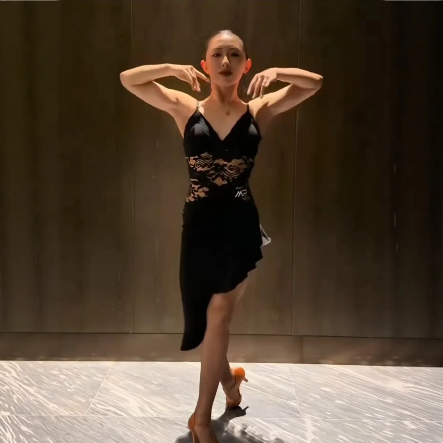 Robe de danse latine en dentelle noire, robes irrégulières Sexy pour femmes adultes, vêtements de danse Rumba Tango, vêtements d'entraînement, vêtements de fête DNV24746