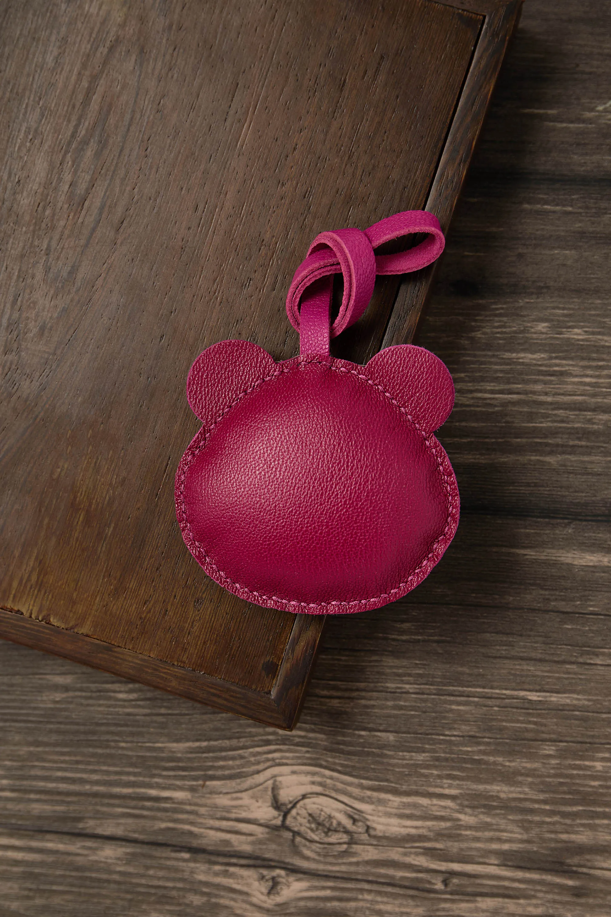 Handgefertigter Leder-Taschenanhänger Niedlicher Rosa Bär mit Großem Glücklichen Lächeln - Hängender Anhänger für Handtaschen, Canvas-Taschen & Schlüssel – Detail 6