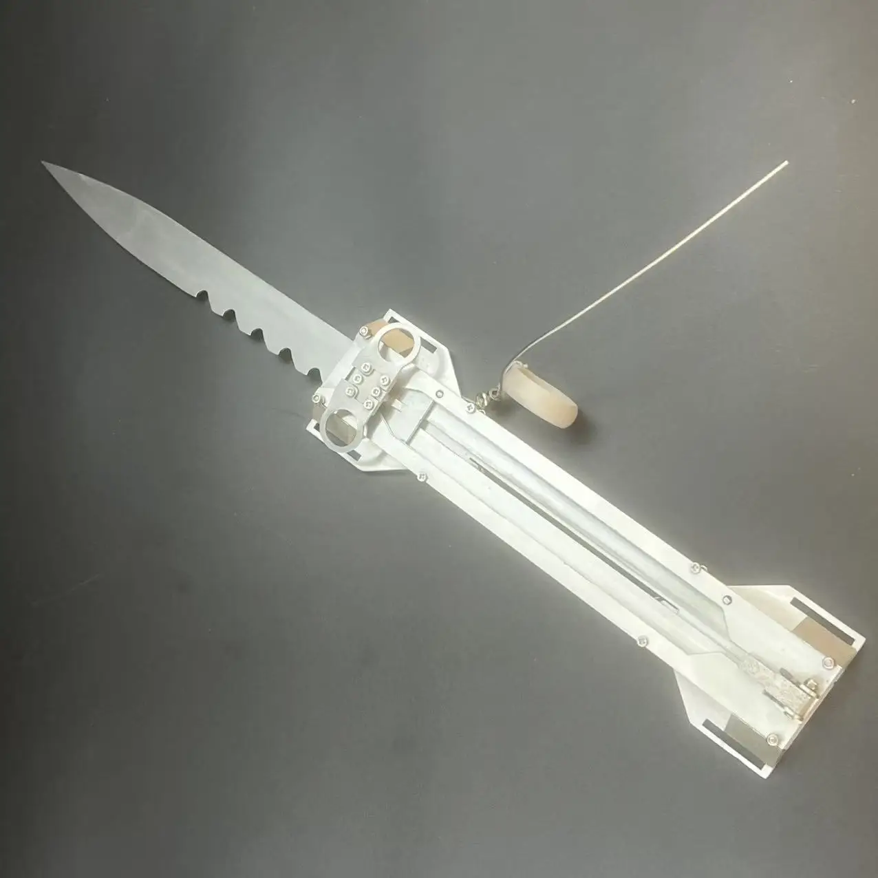 Nueva Espada de Acero Inoxidable con Funda Metálica, Versión de la Película Asesino, Espada Oculta con Funda de Expulsión, Accesorios de Disfraz, Armas
