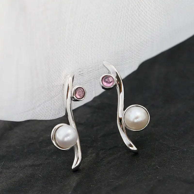 

Delicate and Stylish Design 925 Sterling Silver Earring Inlaid Natural Freshwater Pearl Red Tourmaline Earring Lady Jewelry Gift