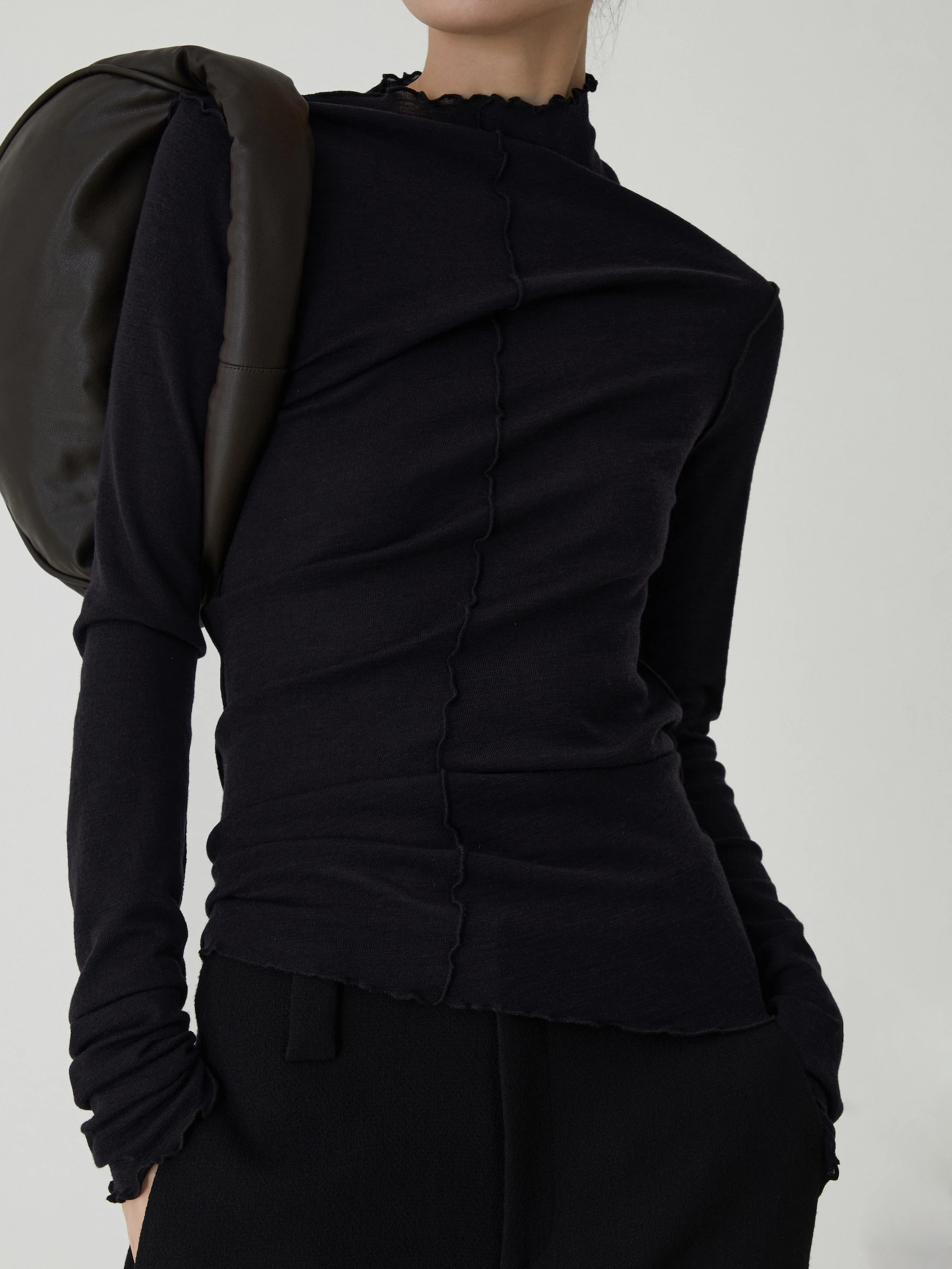 

Женская футболка Yuel Xiang с асимметричным подолом и складками, простой оригинальный дизайн, из шерстяного материала, с длинным рукавом, весенняя мода