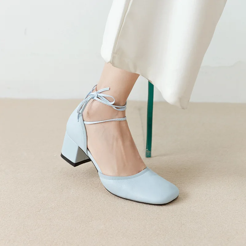 รองเท้าส้นหนาแบบผูกเชือกสไตล์แมรี่เจน หนังแกะ ฤดูร้อน ปี 2025 ของ Arden Furtado หัวเหลี่ยม ส้นหนา แบบโปร่ง ไซส์ใหญ่ เหมาะสำหรับใส่เดินทาง