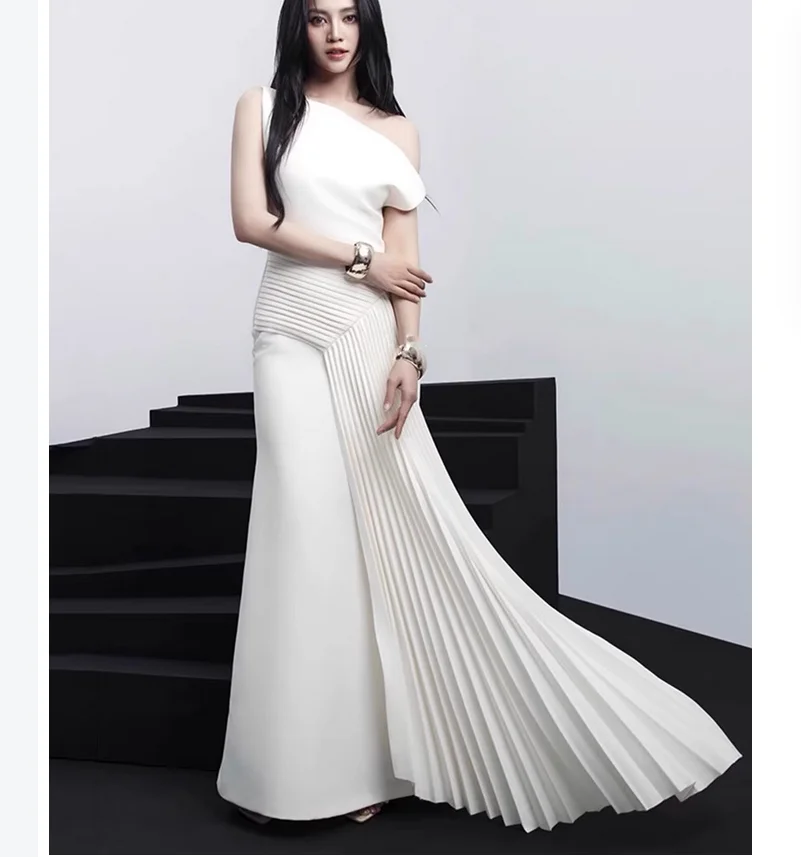 Summer sloping shoulder white dress with waist cinching and slimming pleated dress