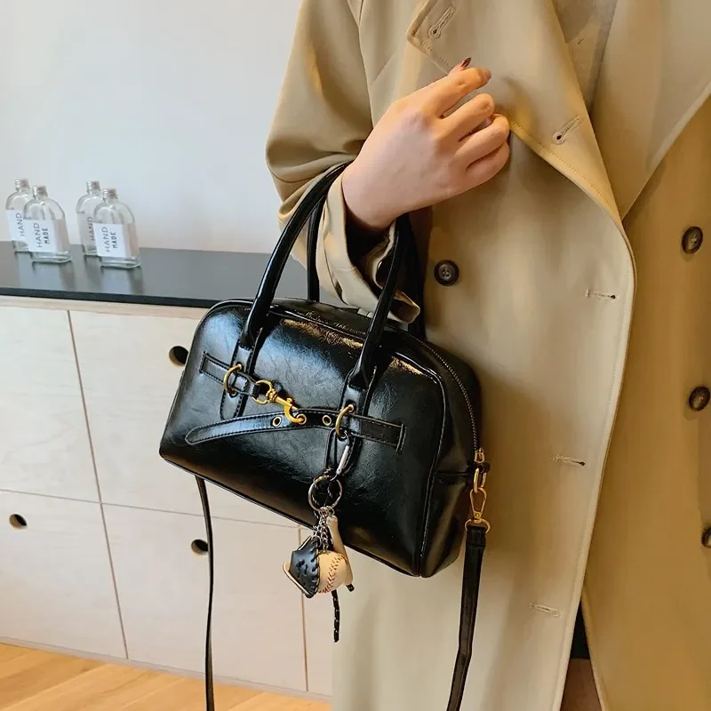 กระเป๋าใต้วงแขนหนัง PU ใบเล็กดีไซน์แบบเข็มขัดด้านซ้ายกระเป๋าสะพายไหล่สำหรับผู้หญิงกระเป๋าถือแฟชั่นใหม่สำหรับ Y2K 2024ฤดูหนาวกระเป๋าถือกระเป๋าโท้ท