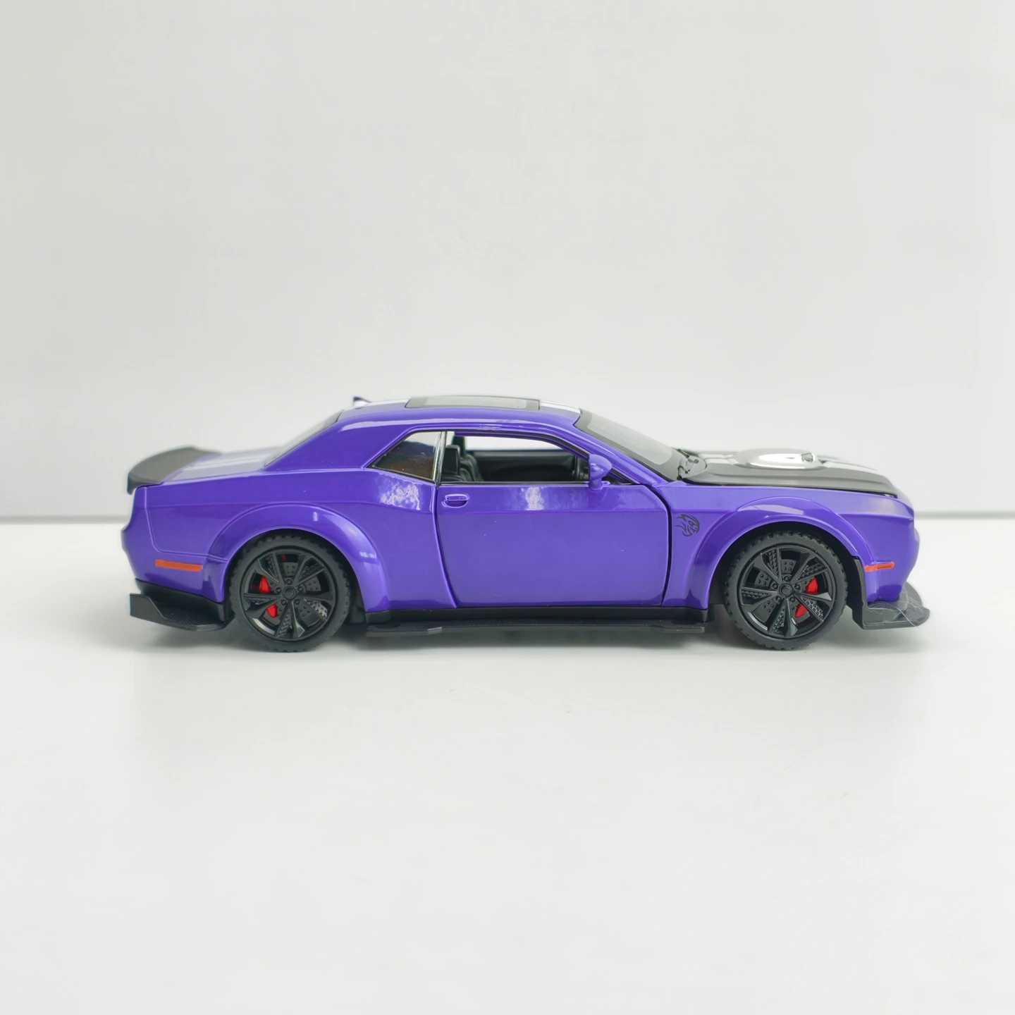 1: 32 simulation Dodge Hellcat SRT modified alloy car model with doors that can open, sound and light return, supercar gift