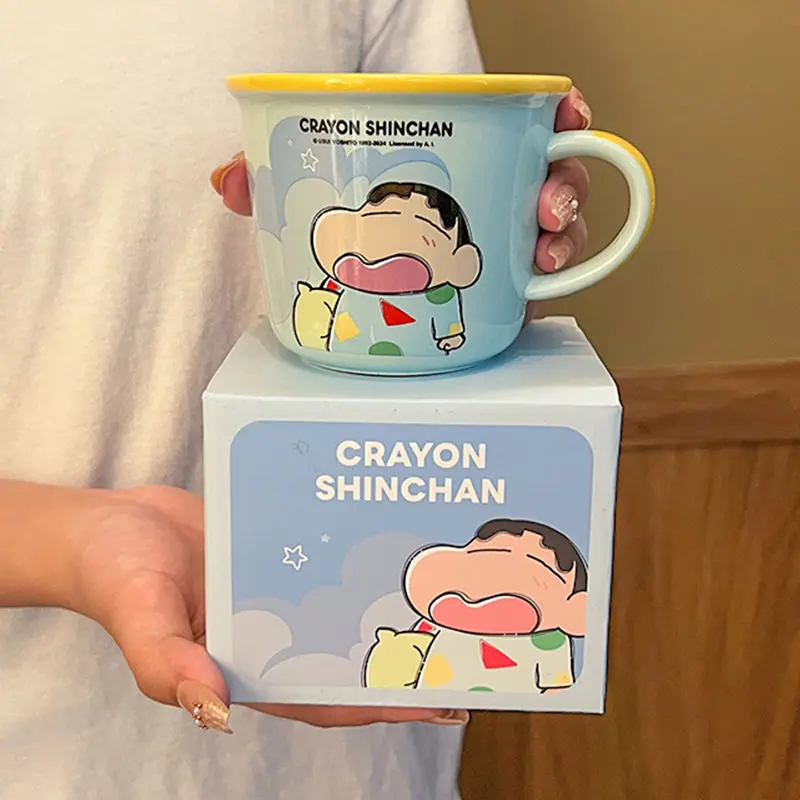 Crayon Shin Chan 340ml อะนิเมะนมขนาดถ้วยน่ารักการ์ตูนอาหารเช้าถ้วยเซรามิค Crayon Shin Chan ถ้วยน้ําเด็กของขวัญ