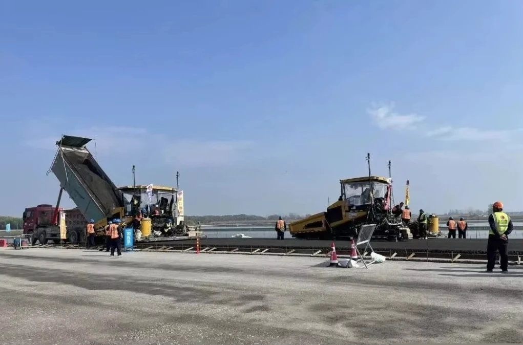 Road Asphalt Finisher Asphalt Paver 10 with 13.5m Paving Width