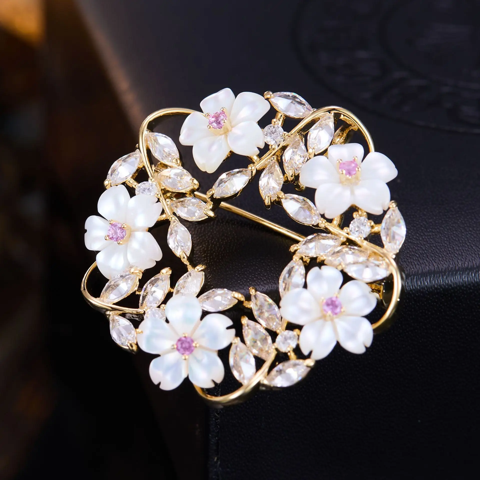 Hollow Ring Shell Flower Decor Brooch Women Vintage Floral Lapel Pin For Jacket Cardigan Banquet Accessory Christmas