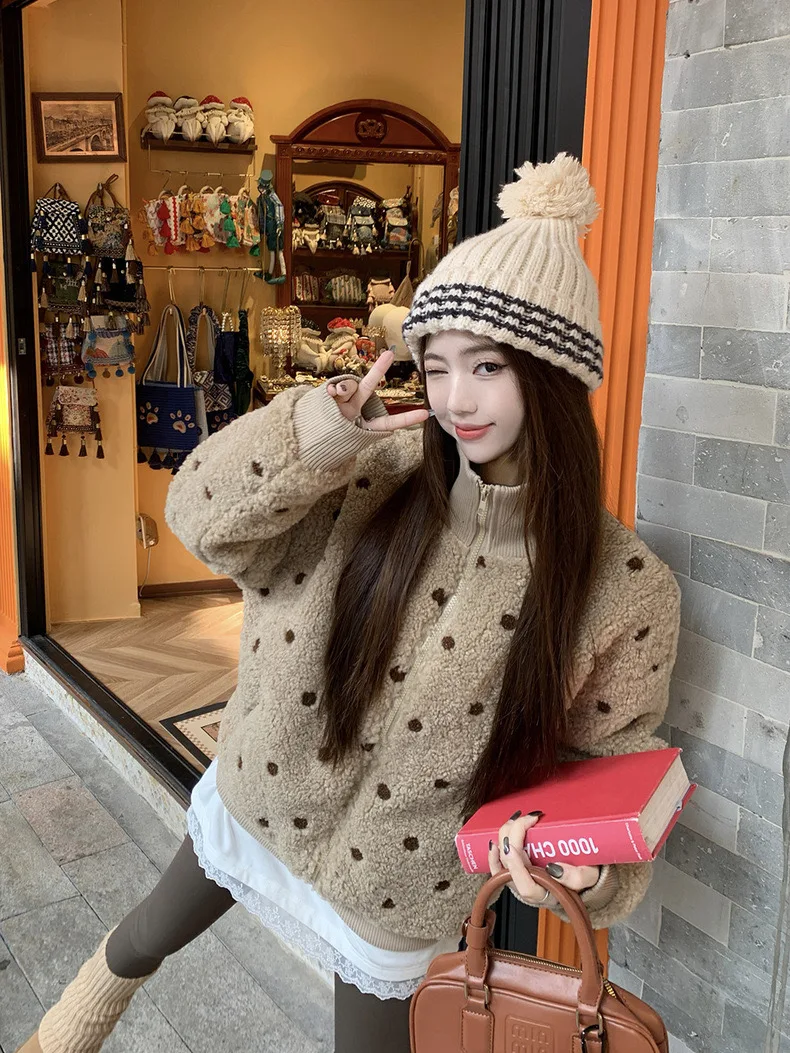 معطف نسائي كوري من الفرو الصناعي من الجلد والفرو الحلو منقوش بنقطة مموجة منقوشة معطف طويل بسحاب Sve