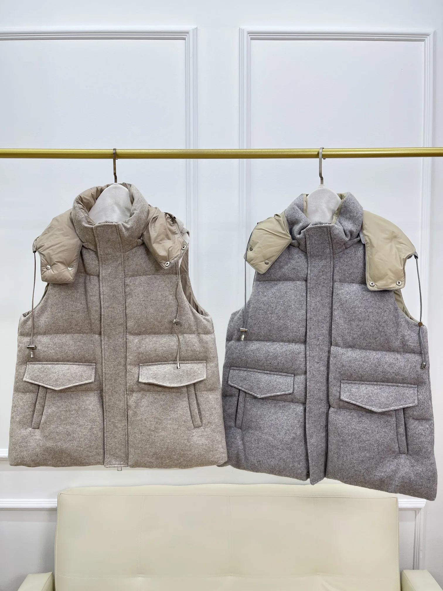 

Женский пуховый жилет из овчины с капюшоном, воротником-стойкой, без рукавов, двухцветный, свободного кроя