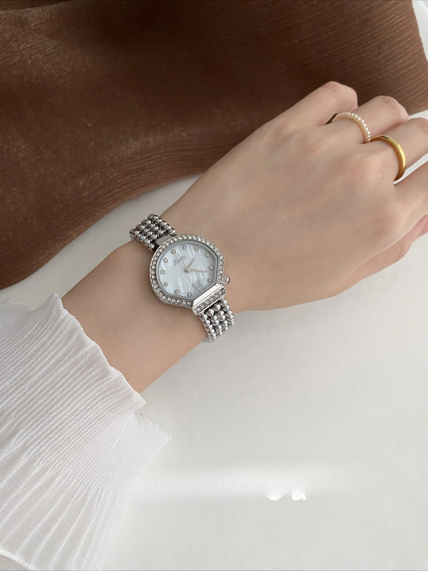 

Elegant women's watch, luxurious and sophisticated, with a vintage style, a perfect gift for women, a timepiece accessory.
