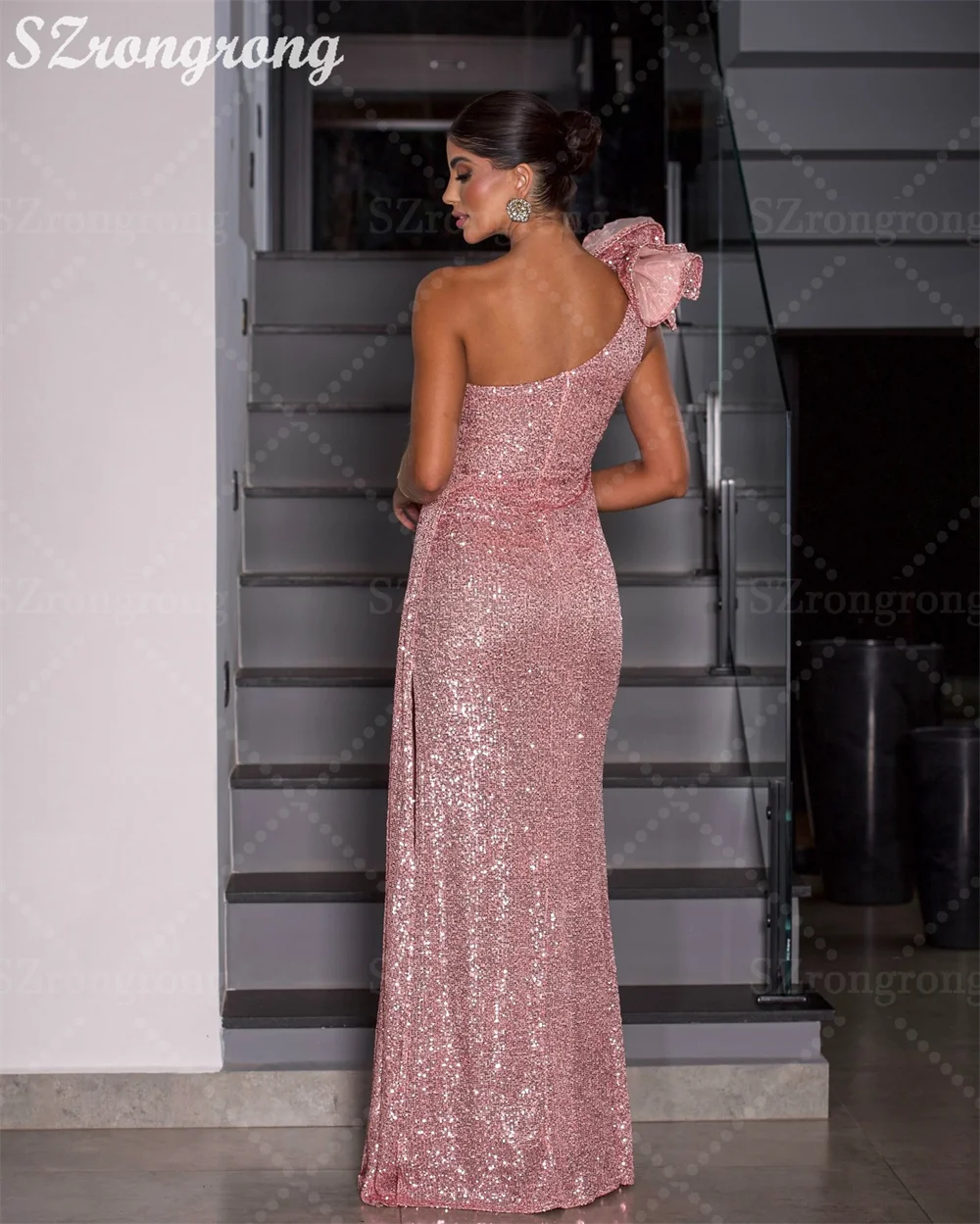 فستان سهرة لحفلات الزفاف مصنوع حسب الطلب بريق بكتف واحد مزين بالترتر بطول الأرض وزهور بدون ظهر وفتحة جانبية مع قطار