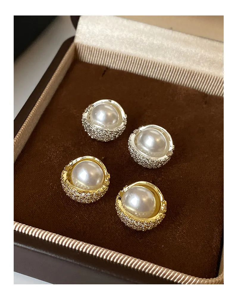 Zierliche, mit Zirkonia besetzte Imitationsperlen-Ohrstecker in Gold- und Silberfarben, runde Ohrringe für Damen, Hochzeit, Party, Alltagsschmuck. – Detail 3