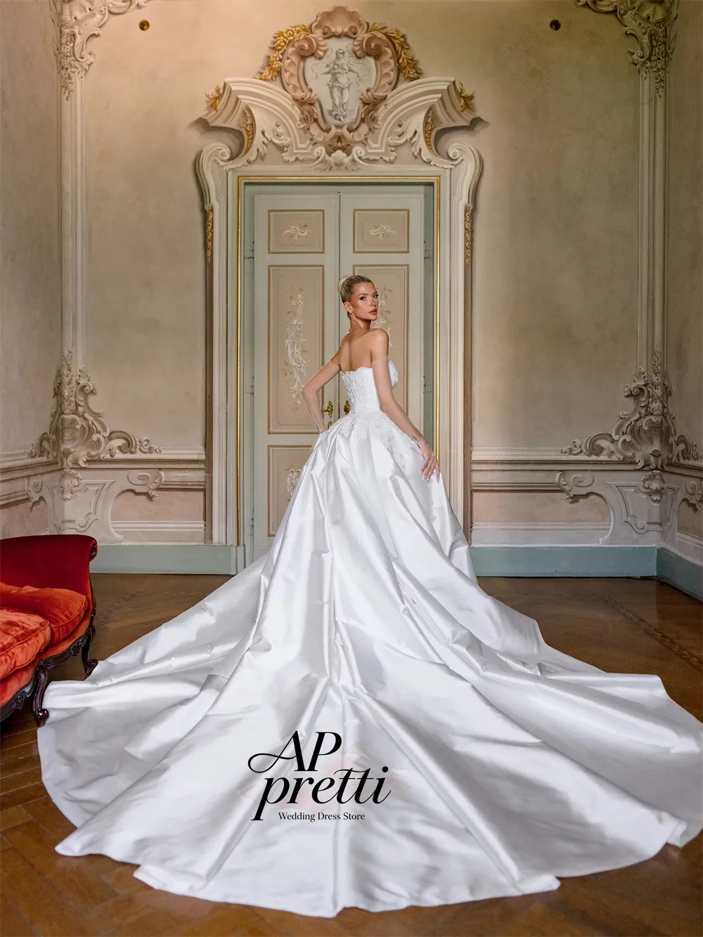 AP pretti Off White Wedding Dresses Sweetheart Collar Sleeveless Exquisite Beading Pleat Ball Gowns Bridal Gown Customized 2027