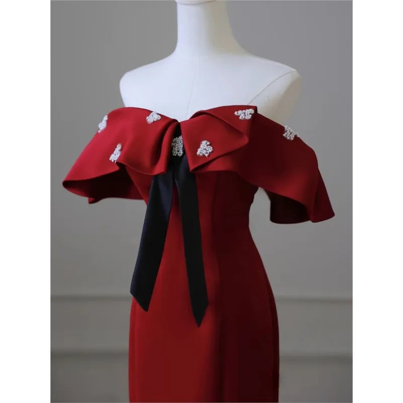 

A one-shoulder toasting wine red fishtail dress with light luxury feel