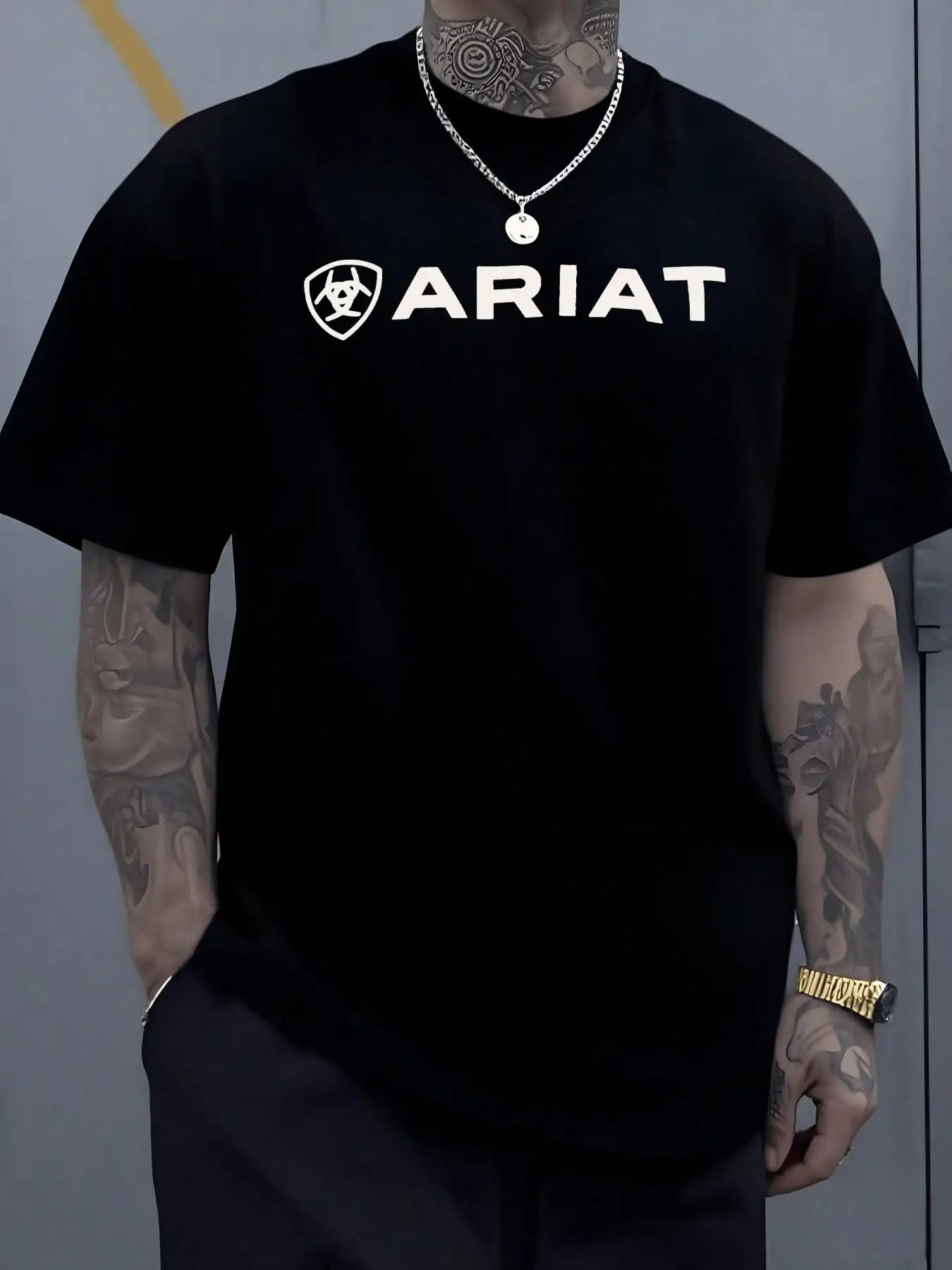 

Черная футболка с графическим принтом и логотипом в виде щита, 100% хлопок, свободный крой для повседневной носки