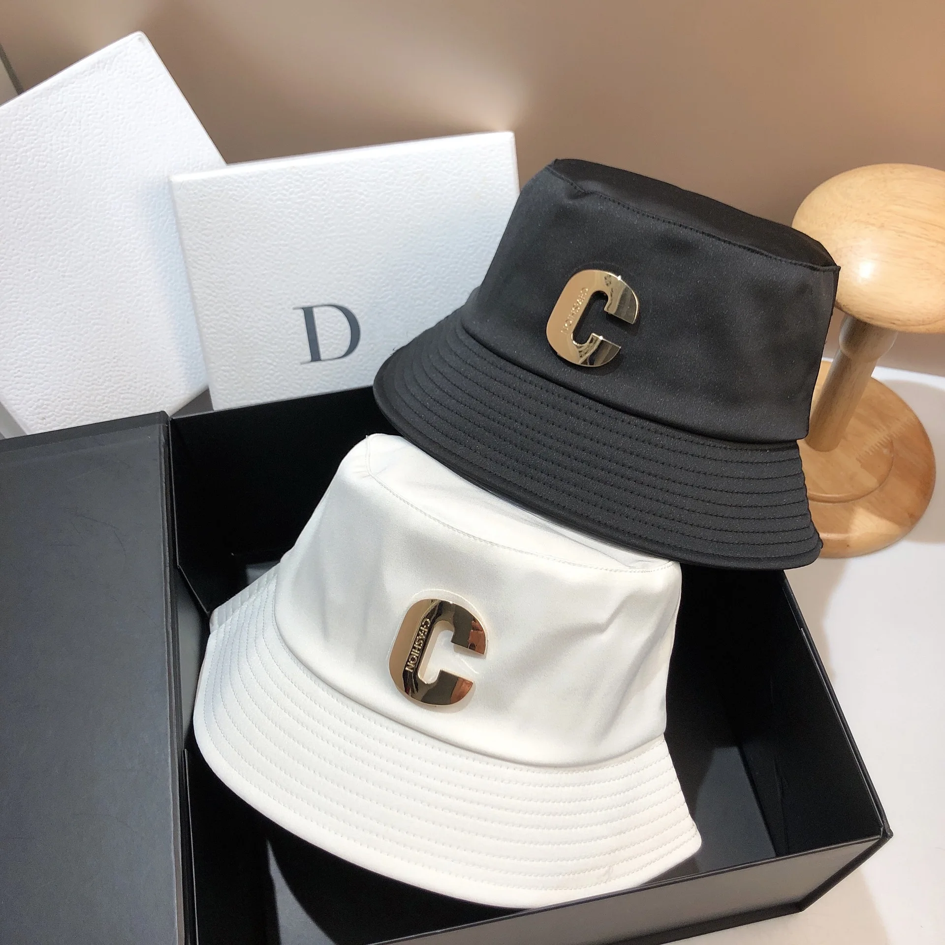 Luxury Metal Letter C Panama Fisherman Hat Silky Satin Bucket Hat Outdoor Anti-UV Sun Hats for Women Sunscreen Beach Basin Cap