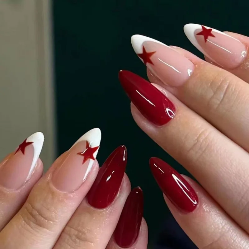 24 faux ongles brillants en forme d'étoile rouge avec une pointe gris-blanc, un motif rouge foncé et des autocollants pour ongles peints à la main