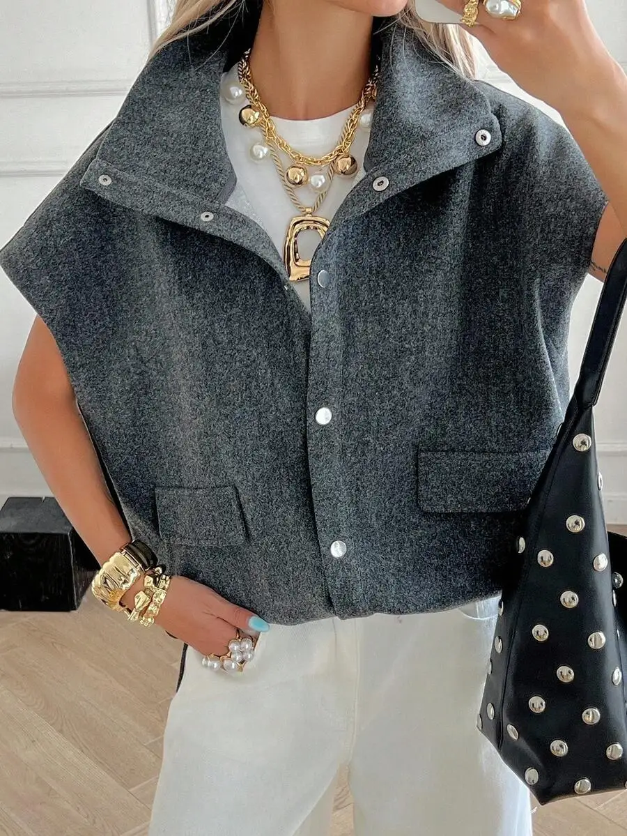 

Женская серая куртка без рукавов с широким воротником, застежкой на пуговицах и накладными карманами