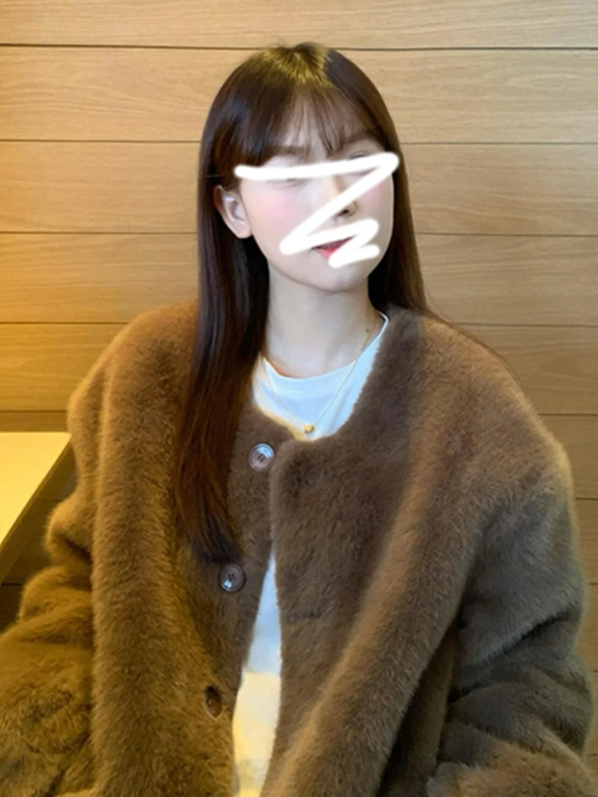 ゆったりとしたシルエットの、エコフレンドリーでファッショナブルなレディースコート。ストレートチューブ、バットウィング、スリーブデザイン。