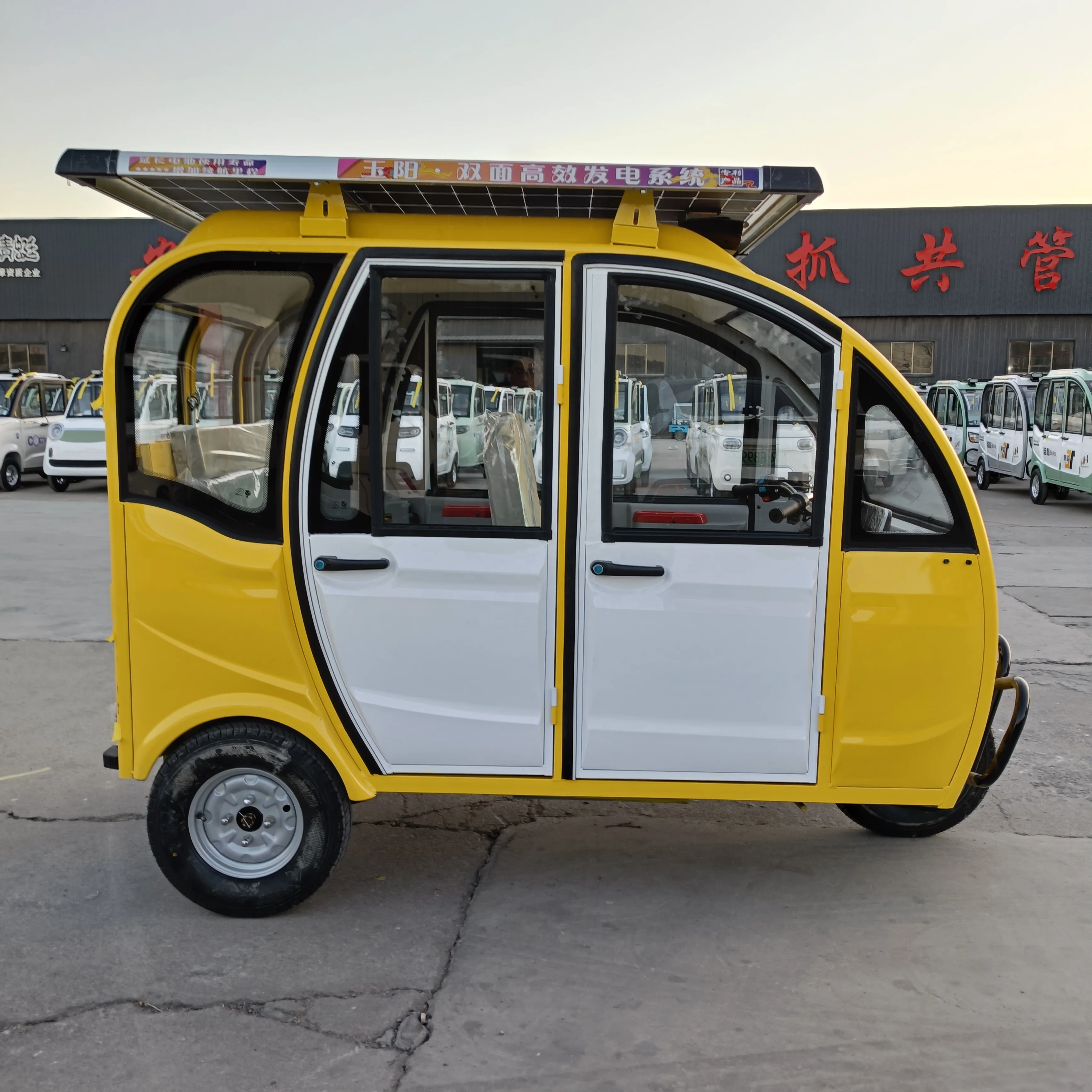 Open three-seat rainproof family 90-kilometer battery life electric tricycle