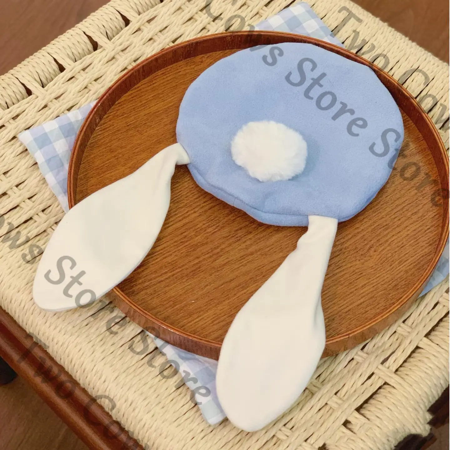 ชุดตุ๊กตาขนาด 20 ซม. สีพาสเทล น้ำเงิน ขาว สไตล์วินเทจ ประกอบด้วยหมวกเบเร่ต์ เสื้อจับจีบ กางเกงขาสั้นจีบ รองเท้าบูท และเครื่องประดับตกแต่ง