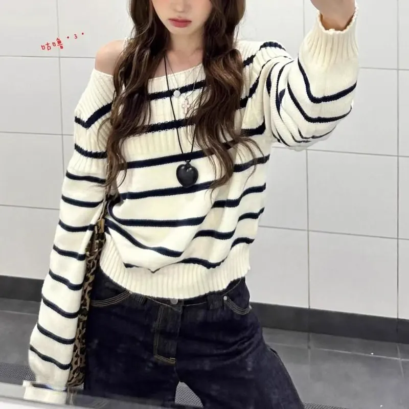 

Повседневные полосатые свитера с разрезом на шее, осень-зима, стильные женские корейские с открытыми плечами, базовые свободные вязаные пуловеры с длинными рукавами