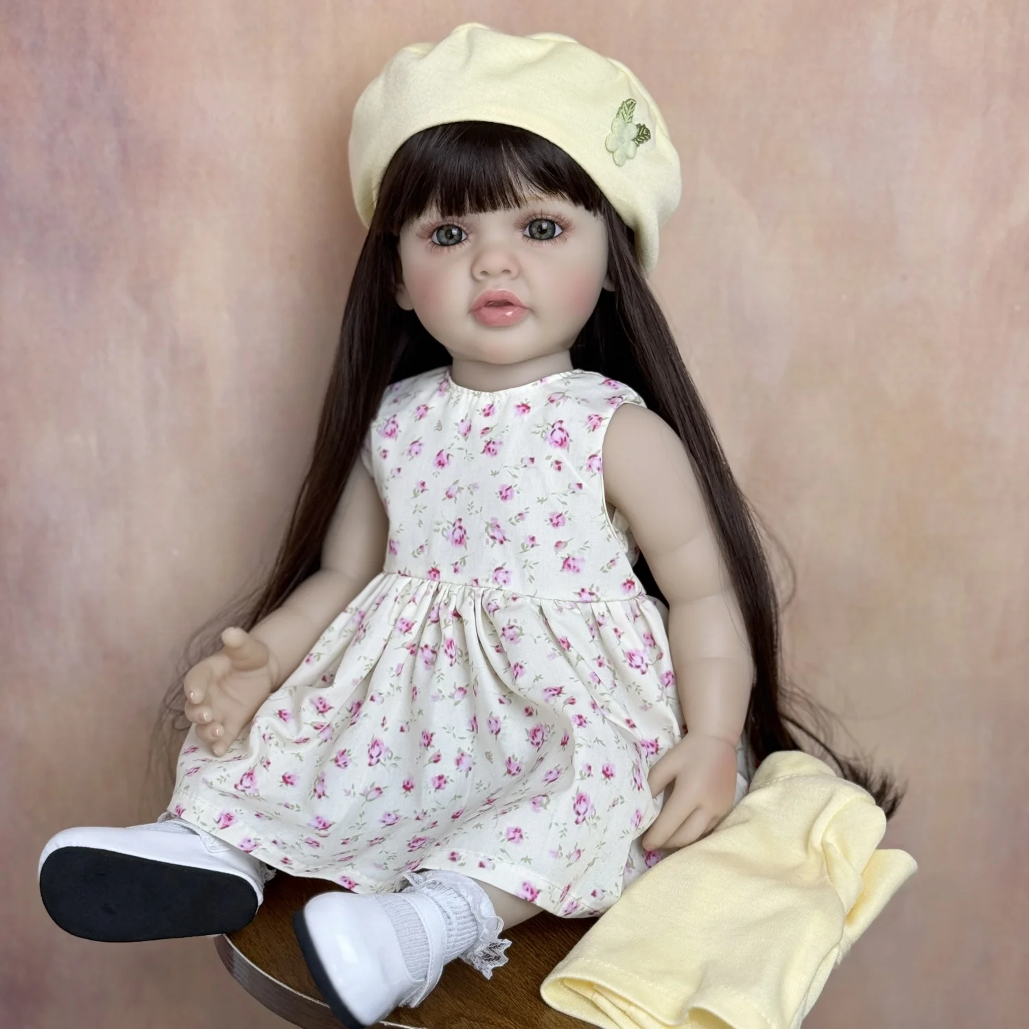 55 CM corps complet en vinyle Reborn bébé poupée jouet habiller brun cheveux longs princesse enfant en bas âge douce fille poupée à la main cadeau d'anniversaire