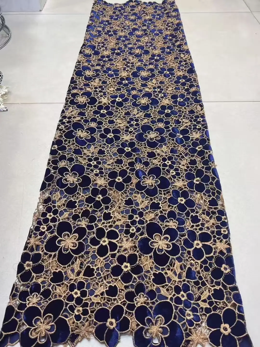 高級ストーン刺繍が施されたアフリカンベルベットレース生地、女性のパーティードレス縫製用の高品質ナイジェリアレース素材