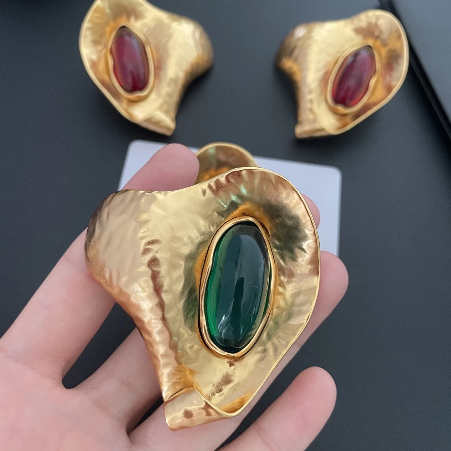 

2026 Europe Designer Brand Retro Ear Clip Green Red Irregular Crystal Earrings Woman Luxury Jewelry