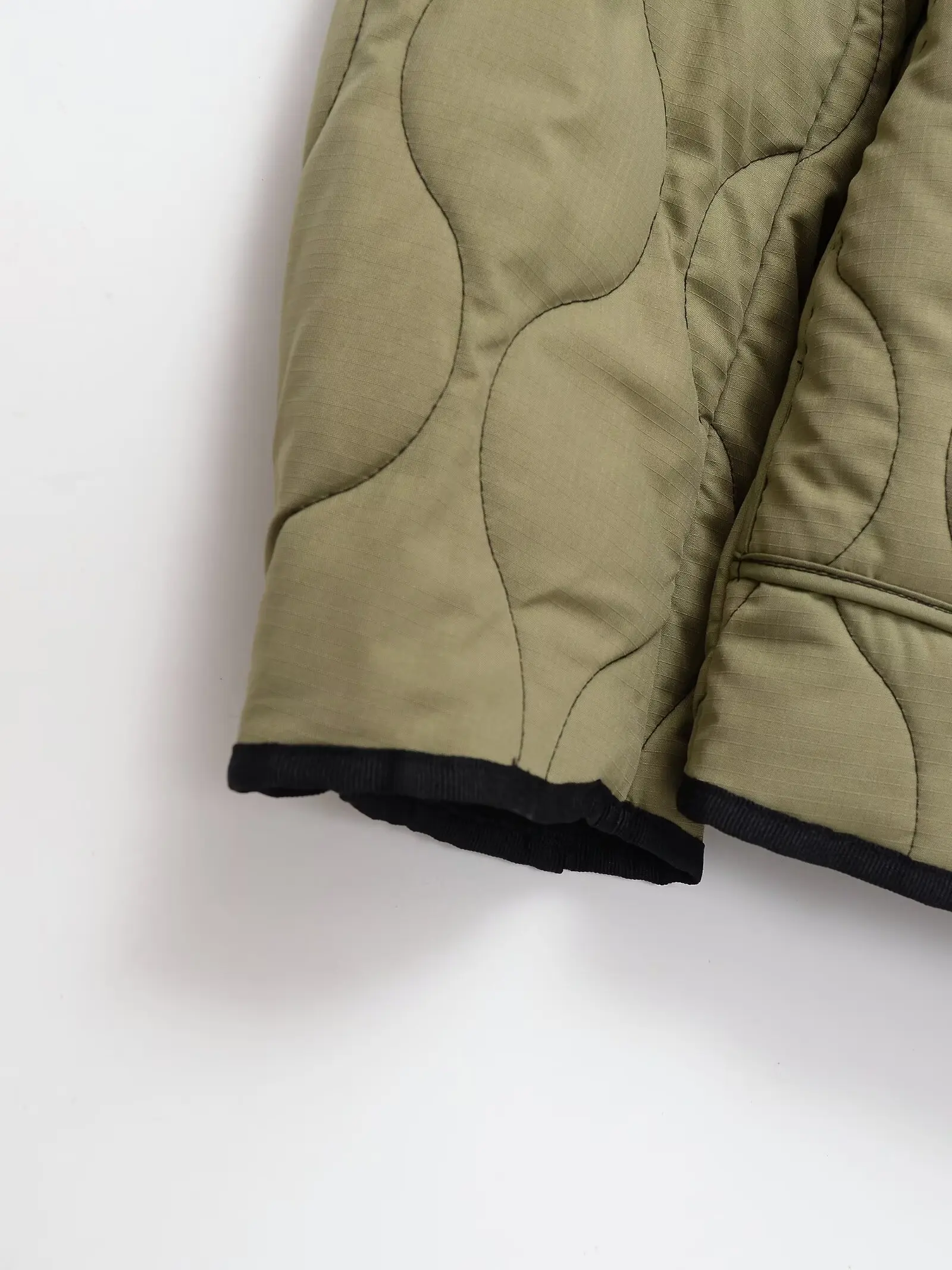 大きなポケットがアクセントになったレディースニューヴィンテージキルティングジャケット