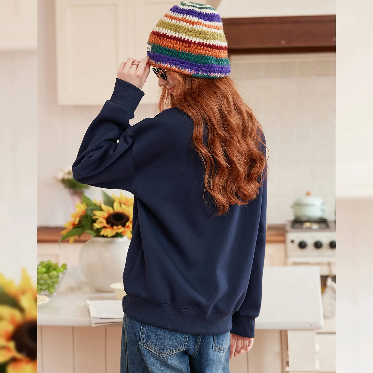 LOUIS YAO جديد مطبوعة مطرزة الجولة الرقبة البلوز 2025 الخريف تصميم مايكرو مرونة قطرة الكتف المرأة عارضة البلوز