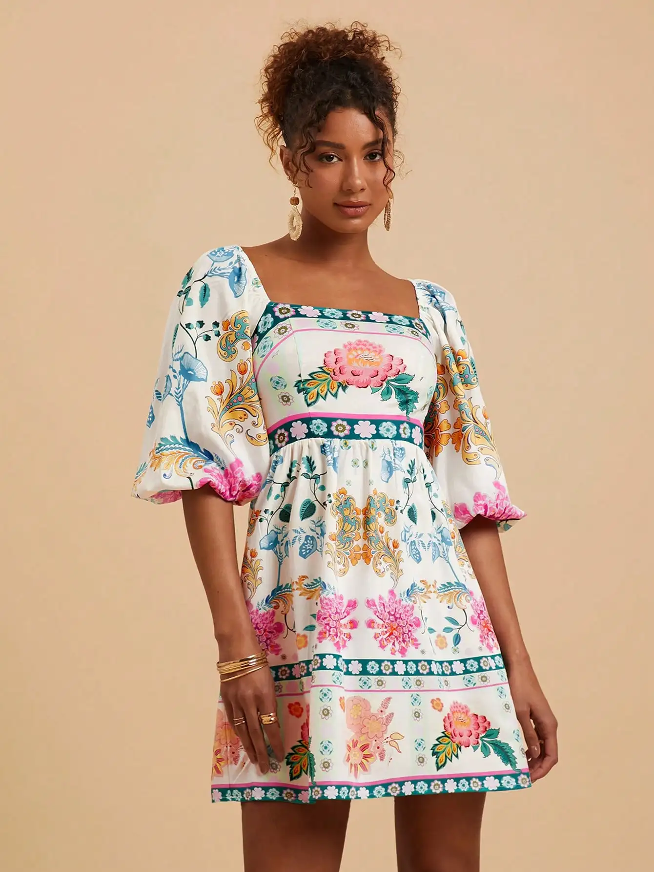 

Мини-платье с цветочным принтом, квадратным вырезом и пышными рукавами для лета, пляжа и фестивалей