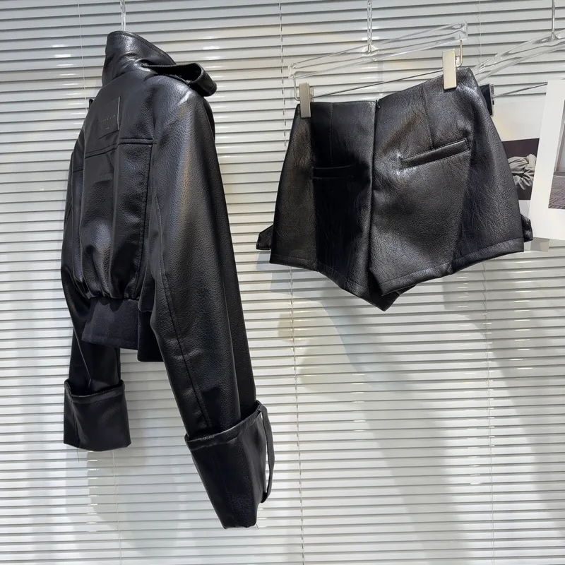 HUISONG Dolcevita Pu Giacca corta Cintura incrociata Ecopelle Vita alta Pantaloncini incrociati Set da due pezzi Abito da donna 2025 Autunno Inverno