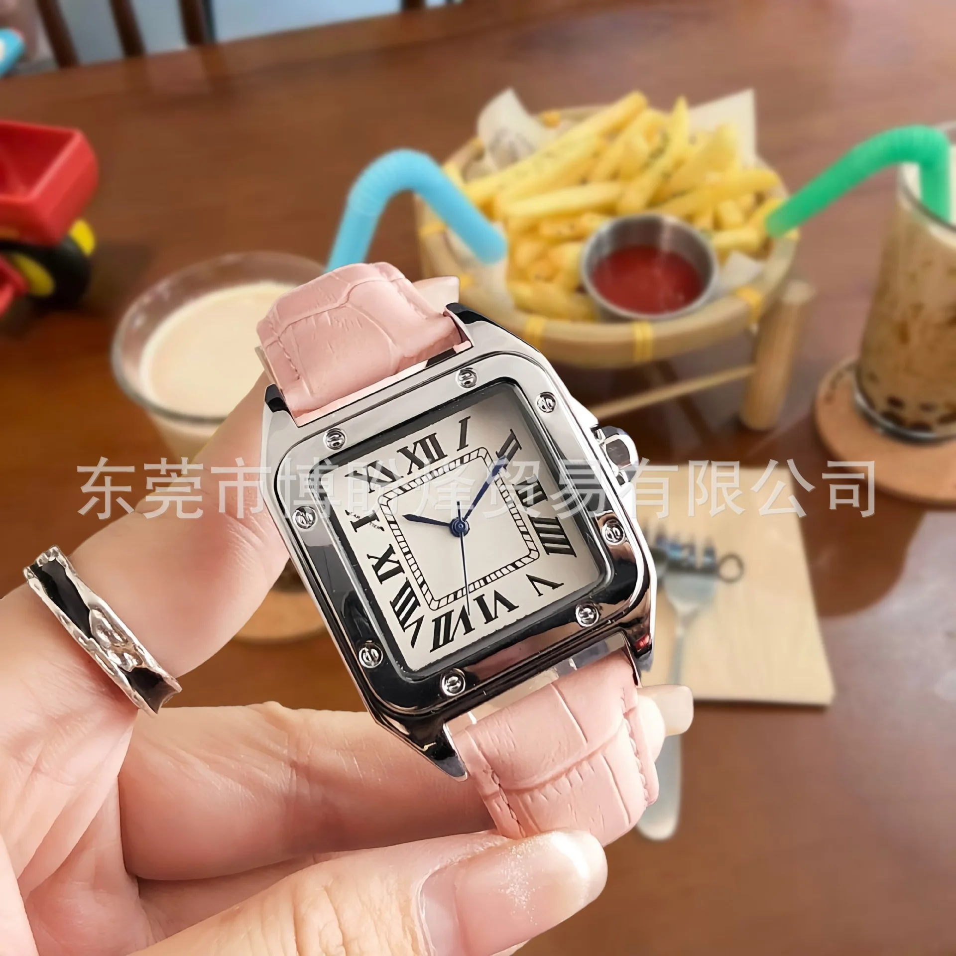 ساعة نسائية أصلية فاخرة مصممة بعلبة مربعة جديدة وبسيطة وأنيقة وحركة كوارتز ذات مظهر عالي وجودة عالية